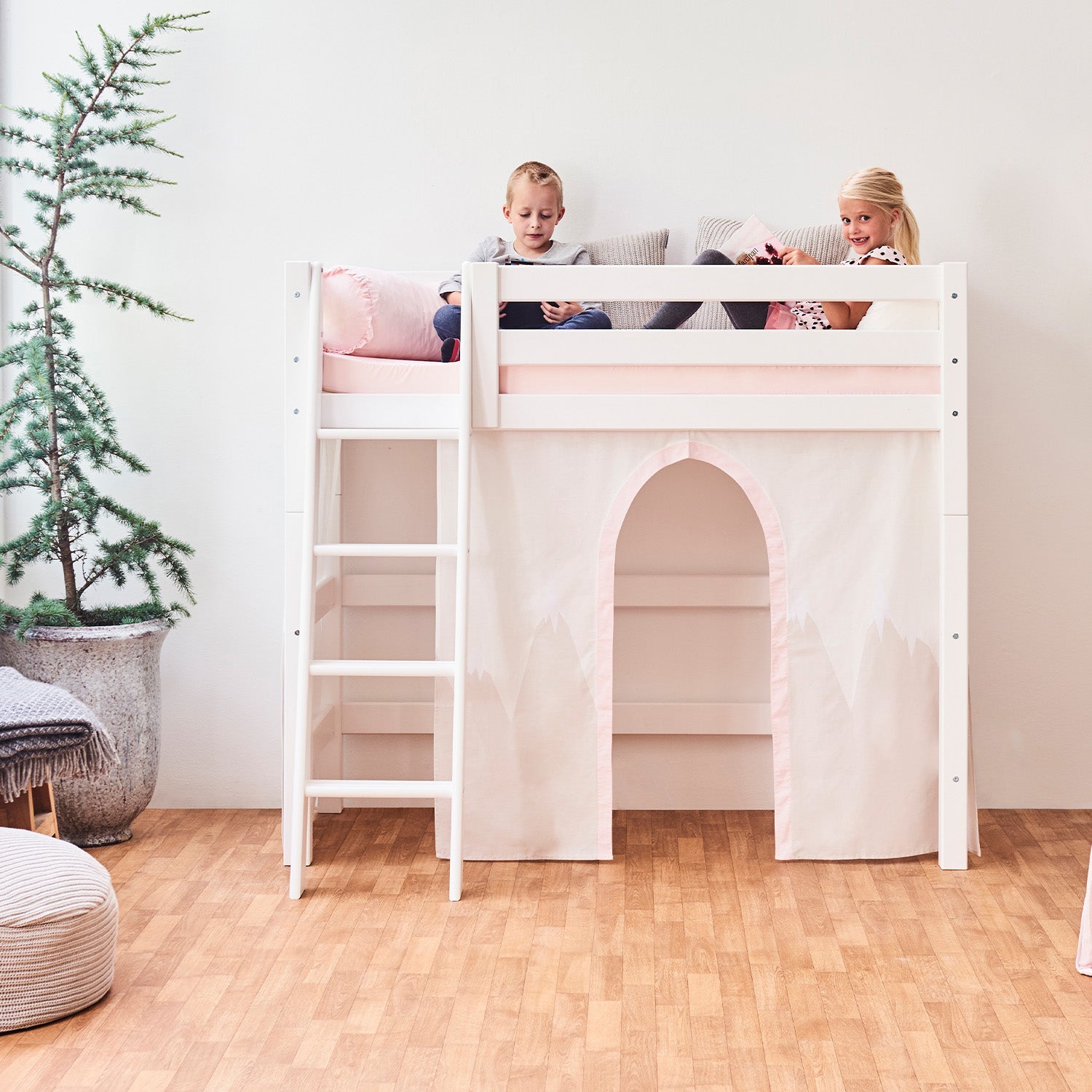 Hoppekids ECO Luxury Mellemhøj Seng med Winter Wonderland Sengeforhæng